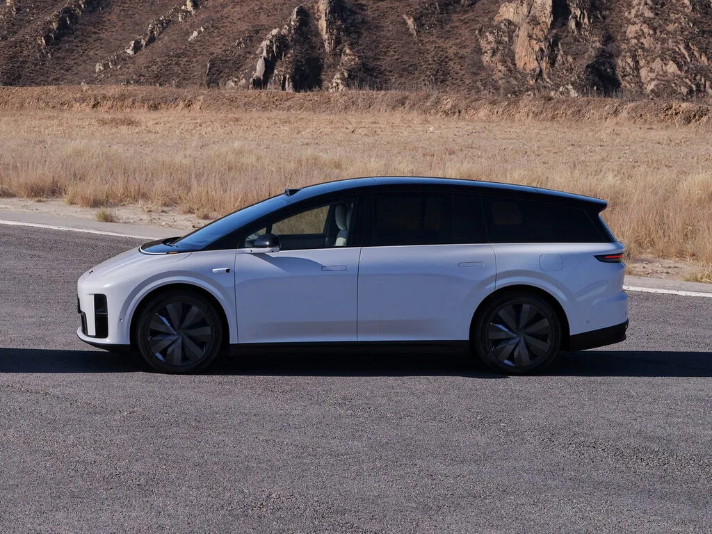 Li Auto i8 — фотография автомобиля