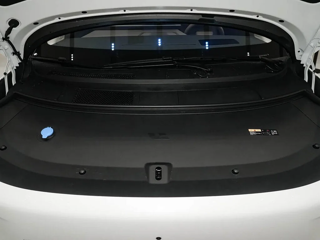 Li Auto i8 — фотография автомобиля