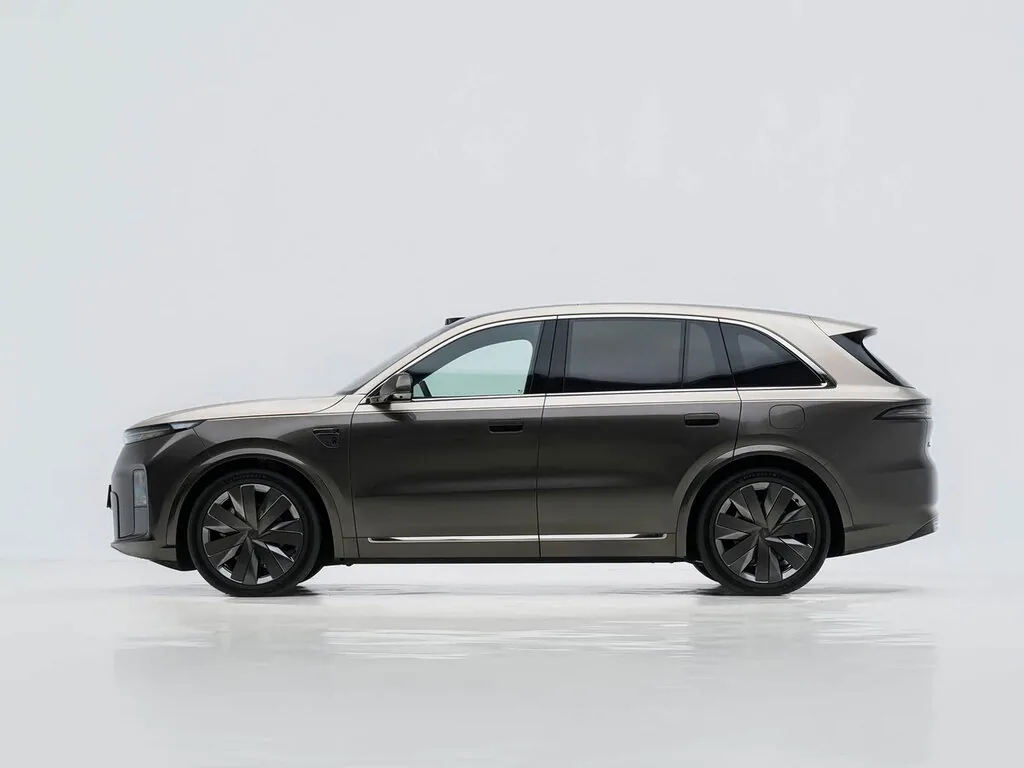 Li Auto L8 — фотография автомобиля
